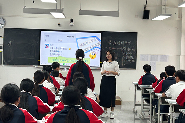 大足双桥实验中学廖加兰:从粉笔黑板到数字人 一位道法教师的数