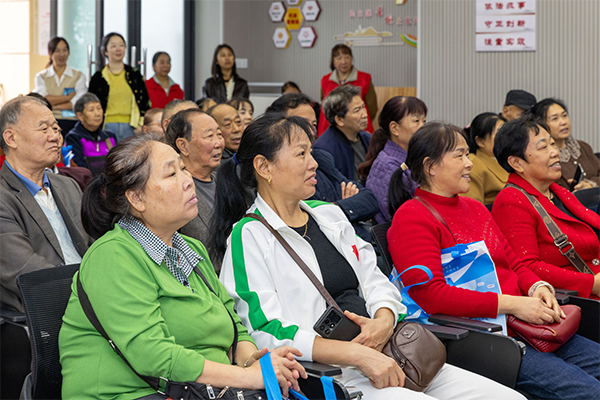 南川灌坝社区办起银龄摄影公益课堂 老年学员学用镜头记录美好生