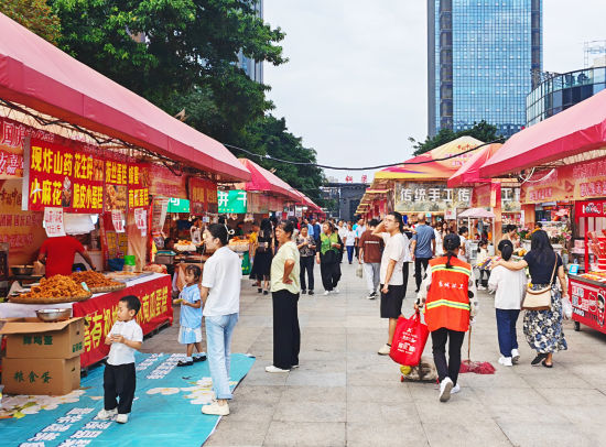 中秋假期铜梁龙城天街商圈消费火热 多业态联动激活节日消费活力