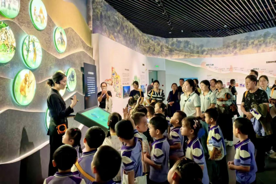 巫山平湖幼儿园开展主题党日亲子研学 把乡情教育搬进自然遗产馆