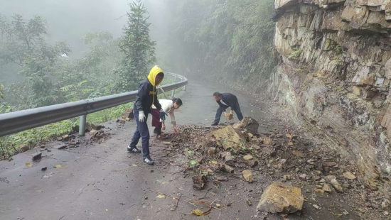 秀山钟灵镇茶山红哨群防群治 隐患止于田埂山头
