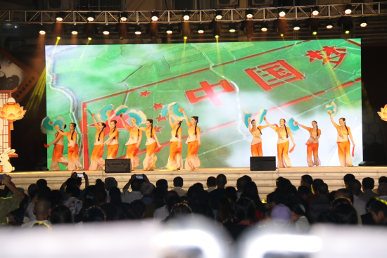 万盛滨江路文艺汇演迎双节 文化惠民激活夜间消费新场景