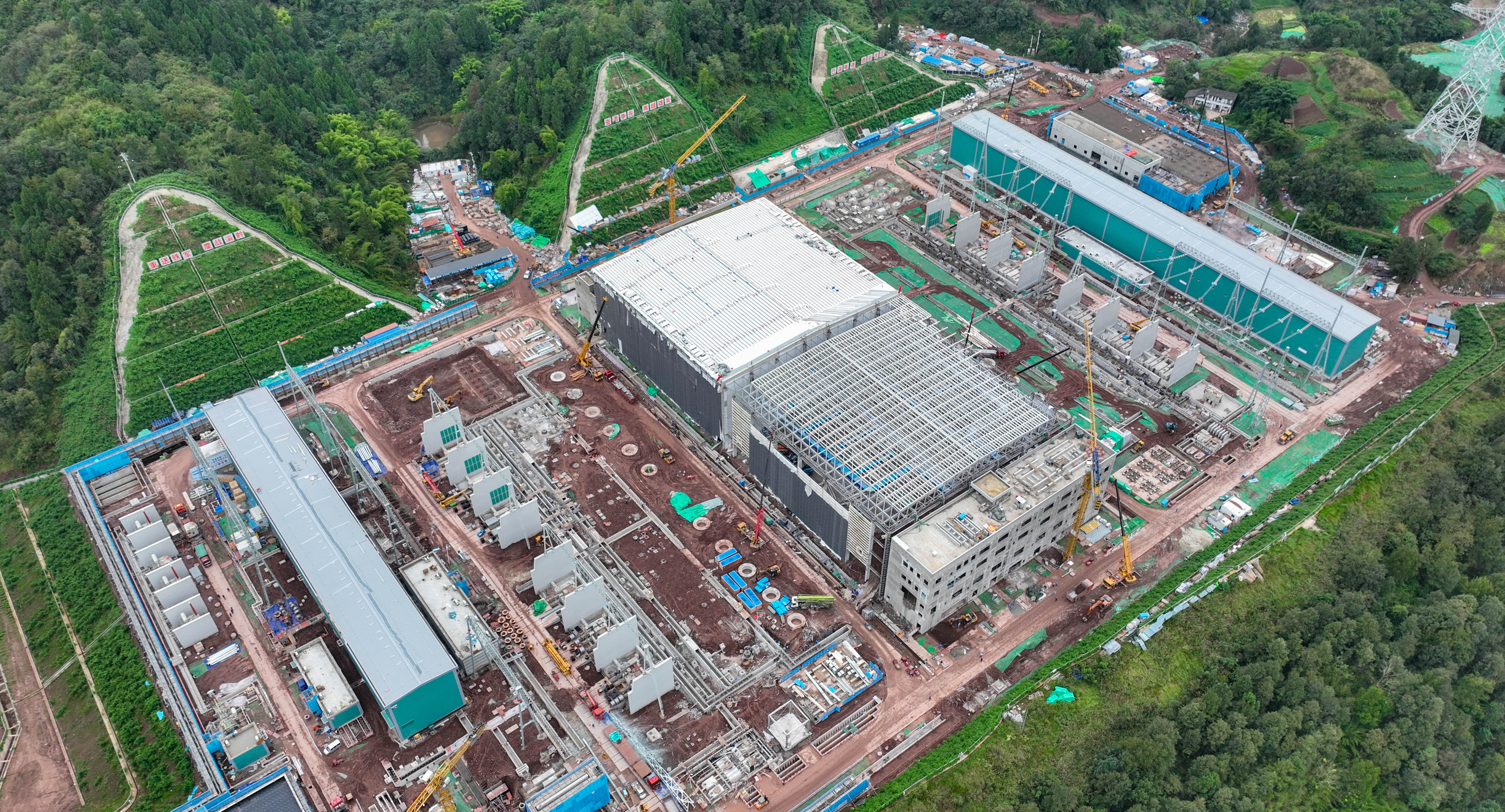 渝黔背靠背联网工程首台换流变压器运抵綦江 土建进度约75%